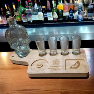 Tabla personalizada para shots, Licorera calavera 1Lto. 4 Shots tequileros